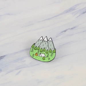 Broche créative en émail avec montagnes enneigées et feu de camp pour passionnés de camping