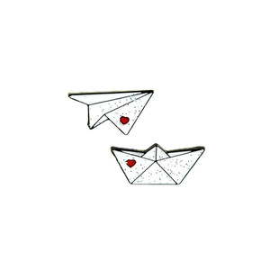 Ensemble de broches émaillées avion et bateau en papier avec cœurs rouges