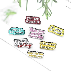 Détails de pin's colorés en émail avec citations inspirantes sur fond blanc épuré