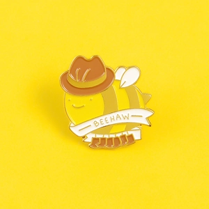 Détail de l'épingle en émail abeille cowboy avec texte Beehaw sur métal de qualité