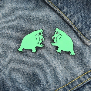 Lot de deux pin's grenouille en émail sur denim bleu, badges drôles en métal pour sac