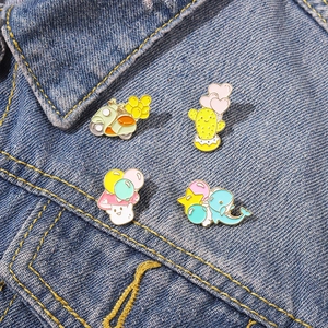 Lot de 4 épingles en émail mignonnes avec scooter et baleine sur veste en jean