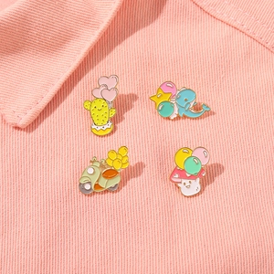 Lot de quatre pin's émaillés mignons avec cactus, dauphin, moto et champignon
