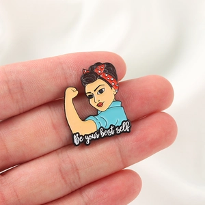 Vue détaillée du pin's émaillé Be Your Best Self tenu par les doigts pour la taille