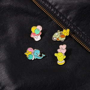 Set de broches émaillées avec champignon et cactus sur une veste en cuir noir élégante