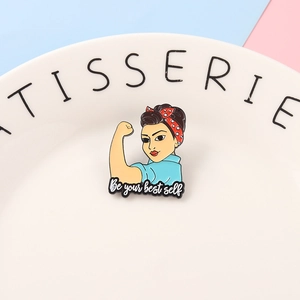 Détail du pin's émaillé Be your best self avec femme forte sur assiette blanche