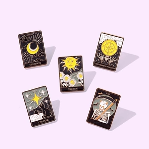 Ensemble de cinq broches tarot en émail avec motifs soleil lune et étoiles dorées