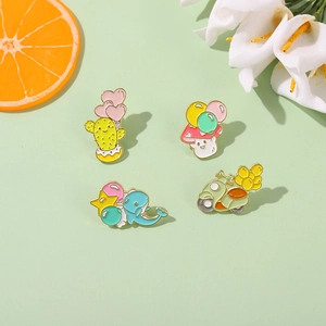 Gros plan de broches émaillées colorées avec champignons, cactus et motos mignons