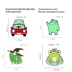 Dimensions et poids détaillés de quatre épingles en émail de grenouilles cartoon