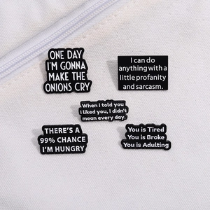 Lot de cinq badges en émail noir et blanc avec citations humoristiques pour vêtements