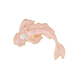 Vue détaillée d'une épingle émaillée de carpe koi rose avec des bords en métal doré