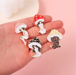 Lot de quatre pin's émaillés fille champignon avec laque colorée et placage en métal doré