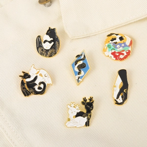 Creative Animal Hugging Enamel Brooch Alloy Yin Yang Cat Dragon Deer Koi Snake Hand Sun Moon Badge Jewelry Gift For Unisex
