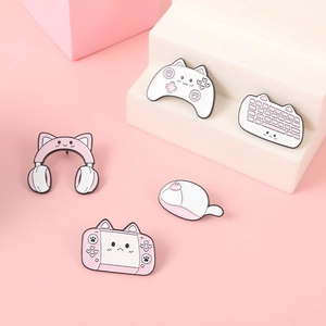 Spilla in Smalto Verniciato in Lega a Forma di Orecchie di Gatto Rosa Bianco Tastiera Cuffie Console di Gioco Distintivo Regalo Gioielli
