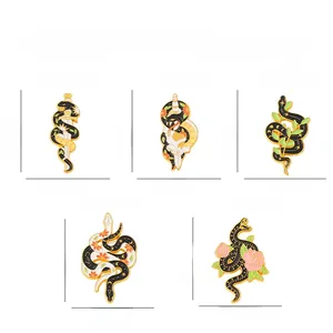 Vue détaillée des épingles en émail serpent avec dagues et roses en noir et doré
