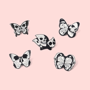 Lot de pins émaillés crâne papillon gothique au style minimaliste noir et blanc artistique