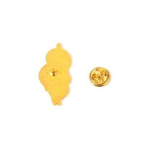 Vue arrière d'une broche en métal doré mat avec fermoir papillon et épingle centrale