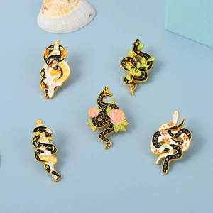 Lot de 5 broches serpent en émail avec serpents noirs, motifs floraux et épées