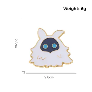Dettaglio della spilla smaltata mostro mago cartone animato con misure 2,3 cm x 2,8 cm e 6 g