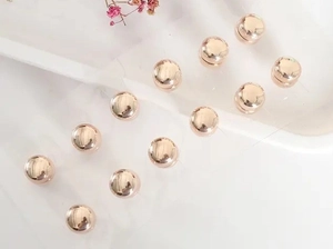 Vue détaillée de 12 clips magnétiques en or rose pour foulards et broches sur fond blanc