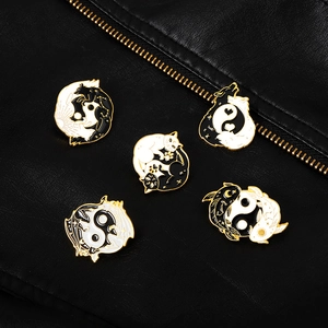 Détail de cinq épingles en émail avec motifs animaux Tai Chi sur fond en cuir noir