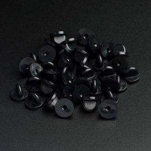 Dettaglio delle chiusure per spilla in gomma nera per la creazione di gioielli