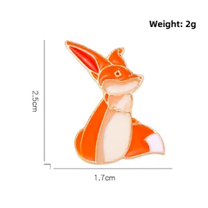 Vue détaillée du pin's renard en émail avec poids 2g et dimensions 2,5cm sur 1,7cm