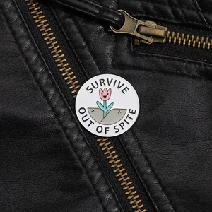 Détail du pin's émaillé blanc avec fleur et texte sur une veste en cuir noir de haute qualité