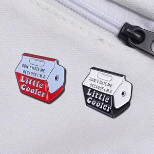 Broche en Émail Forme de Glacière Créative Dessin Animé en Alliage Citation Amusante Badge Bijoux pour Décoration de Sac à Dos Vêtements
