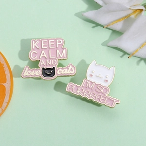 Détail de broches en émail en forme de chat avec motifs Keep Calm et lettrage Purrrfect