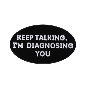 Insigne en émail noir avec texte humoristique blanc KEEP TALKING I AM DIAGNOSING YOU