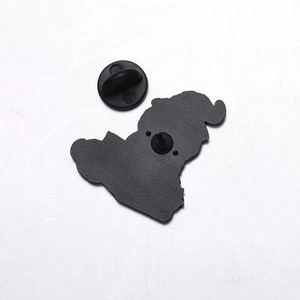 Vue détaillée du dos du pin's en émail avec fermoir en caoutchouc noir et métal mat