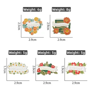 Lot de cinq épingles en émail colorées aux motifs floraux et livres pour sacs et habits