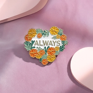 Vue détaillée de la broche en émail en forme de cœur avec fleurs et mot Always