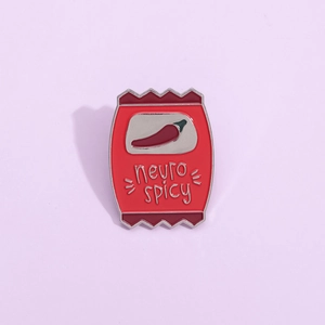 Badge émaillé rigolo Neuro Spicy en forme de sachet de snack rouge avec piment