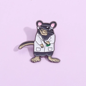 Broche en émail souris médecin avec blouse blanche tenant une fiole de liquide