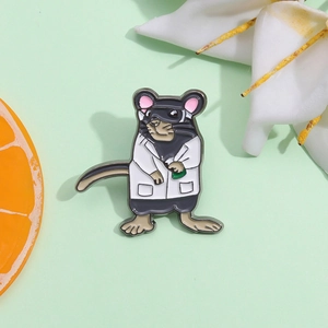 Détail de l'épinglette de souris docteur avec blouse blanche sur fond vert menthe