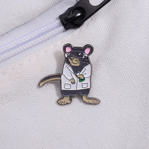 Broche émaillée de souris docteur sur sac en toile blanche avec design de blouse
