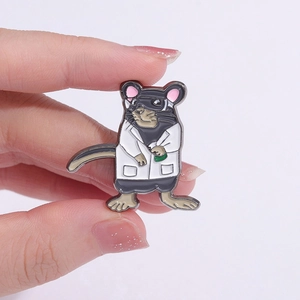 Pin's en émail souris docteur avec blouse de labo et tube à essai sur fond violet clair