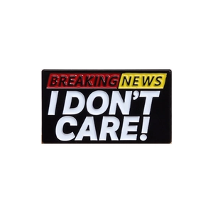 Lustiger Breaking News I Don't Care Emaille-Pin Badge mit schwarzem Grund und weißem Text