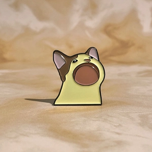 Mignonne broche en émail Pop Cat pour sacs et vêtements sur une surface en marbre chic