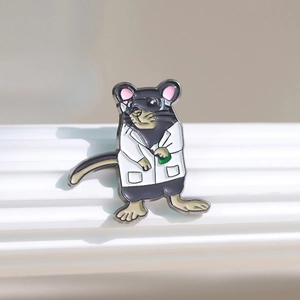 Détail d'un pin's en émail représentant un rat de laboratoire en blouse avec une fiole