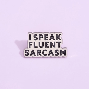 I Speak Fluent Sarcasm Enamel Brooch Alloy Metal Badge Funny Slogan Quote Pin For Backpack Jackets Clothing Accessory