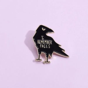 Creative Cartoon Crow Enamel Pin Alloy Raven Brooch With I Remember Faces Slogan Funny Animal Badge Jewelry For Clothing Decor