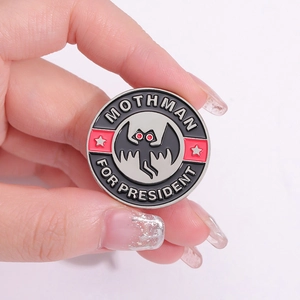 Épinglette Mothman for President en émail avec yeux rouges et ailes sur badge alliage