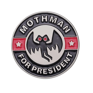 Pin's émaillé Mothman For President avec yeux rouges et étoiles sur fond blanc épuré