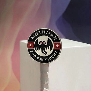 Pin's Mothman for President en émail avec yeux rouges sur un badge en métal circulaire