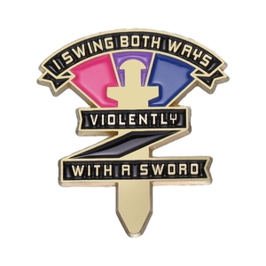 Emaille-Dolch-Anstecknadel mit I SWING BOTH WAYS Text und Bisexual-Pride-Farben
