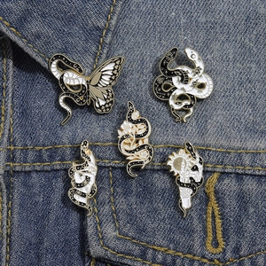 Lot de 5 broches émaillées mystiques serpent et papillon sur poche de veste jean