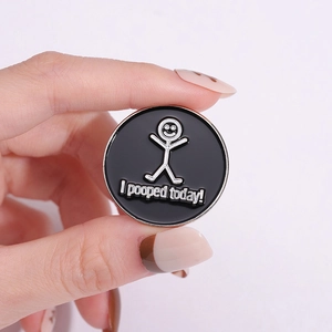 Lustiger runder Emaille-Pin in Schwarz mit I pooped today Spruch und Smiley-Motiv